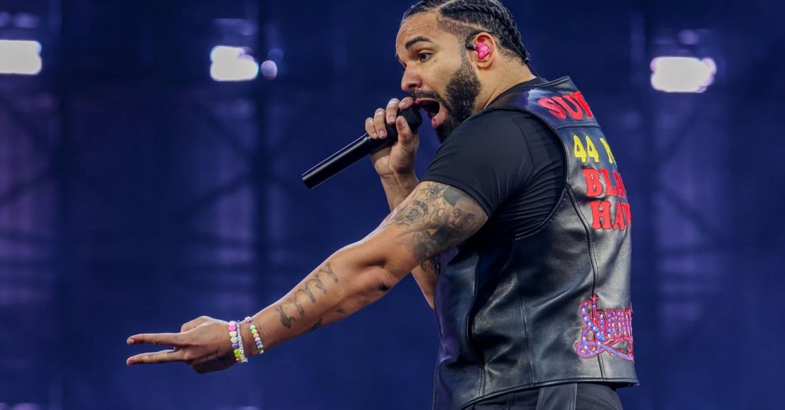 DRAKE LANÇA TRÊS ÁLBUNS DE SURPRESA E PODE QUEBRAR RECORDE INÉDITO NA BILLBOARD 200: “ICEMAN”, “HABIBTI” E “MAID OF HONOUR”