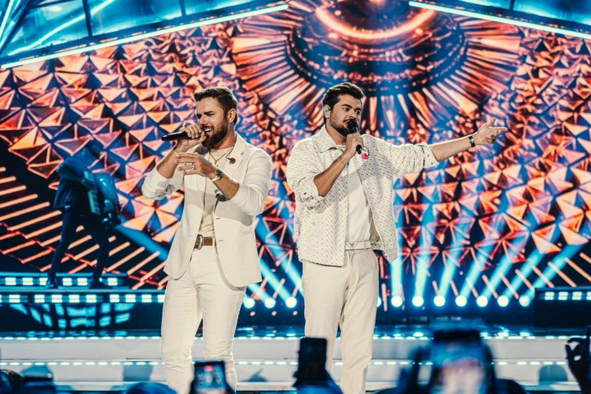 ZÉ NETO & CRISTIANO DIVULGAM MÚSICA COM TRECHO EM INGLÊS