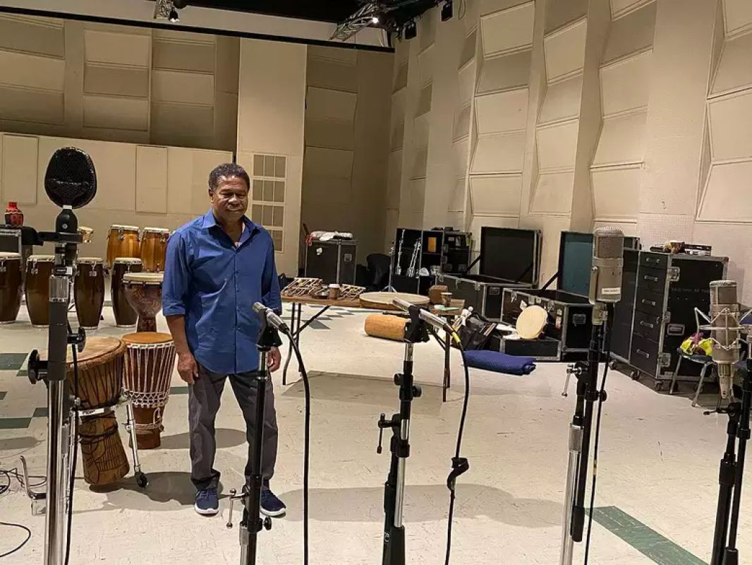 PAULINHO DA COSTA É O PRIMEIRO BRASILEIRO NATO A GANHAR ESTRELA NA CALÇADA DA FAMA DE HOLLYWOOD