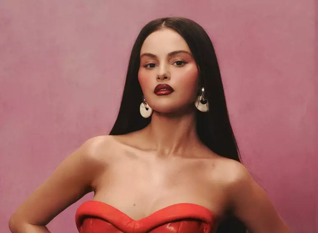 SELENA GOMEZ VAI ESTRELAR NOVO FILME; PROJETO É ÉPICO AMBIENTADO NOS ANOS 1970 COM CLASSIFICAÇÃO PARA MAIORES DE 18 ANOS