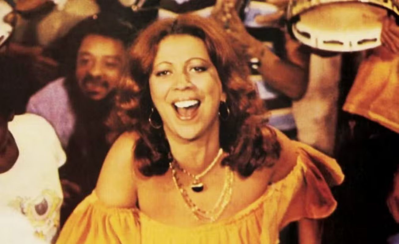 NASCIDA HÁ 80 ANOS, BETH CARVALHO PERMANECE NA MEMÓRIA NACIONAL COMO SÓLIDA REFERÊNCIA DO SAMBA CARIOCA