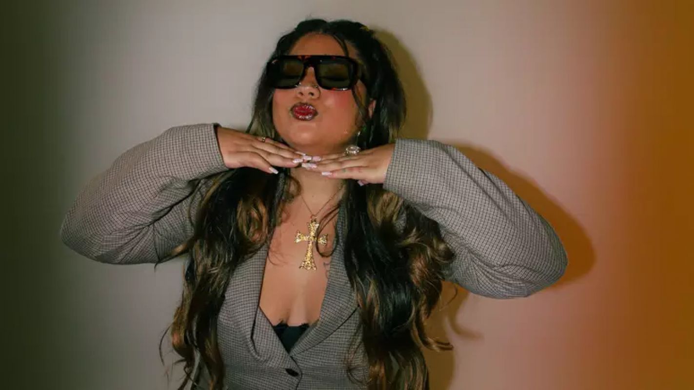 MAC JÚLIA LEVA A PISTA PARA O CENTRO DE SUA NARRATIVA NO ÁLBUM “SEGUE O BAILE”