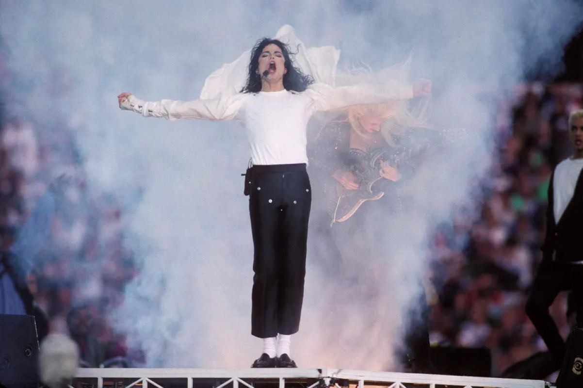 MICHAEL JACKSON LIDERA A PARADA BILLBOARD ARTIST 100 PELA PRIMEIRA VEZ, 17 ANOS APÓS SUA MORTE