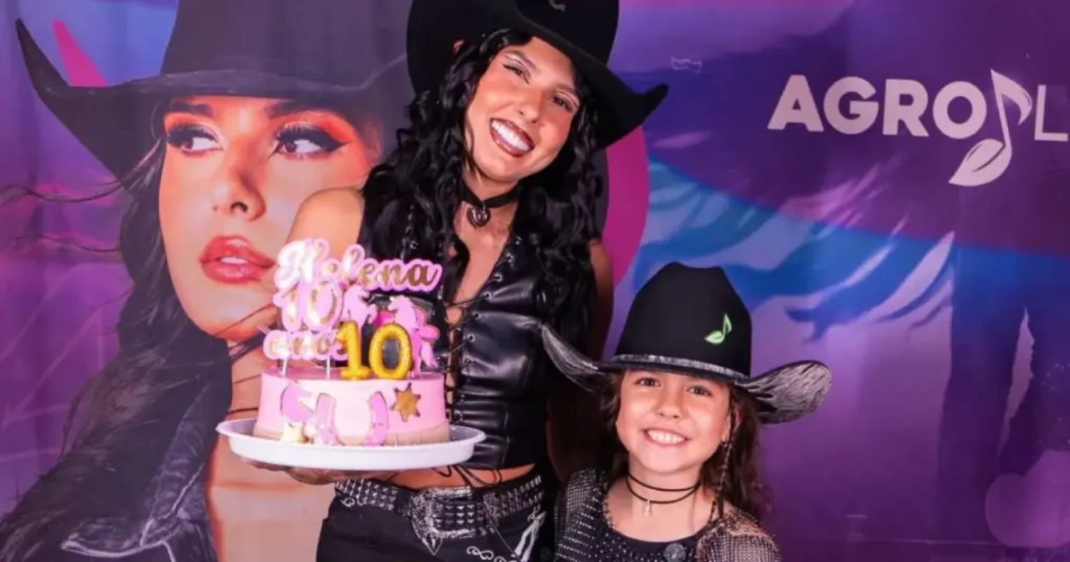 ANA CASTELA OFERECE FESTA DE ANIVERSÁRIO PARA FÃ MIRIM NO CAMARIM; MINI BOIADEIRA SOPROU VELINHAS ATRÁS DOS PALCOS