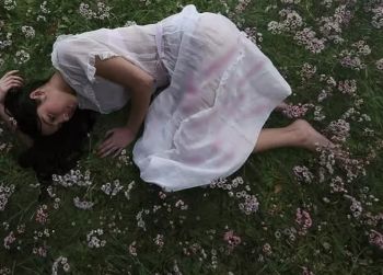 OLIVIA RODRIGO REVELA DESAFIO DE FAZER MÚSICAS DE AMOR ROMÂNTICO POSITIVO EM NOVO ÁLBUM