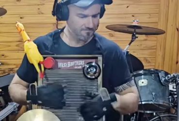 BATERISTA BRASILEIRO GANHA CONCURSO DO METALLICA USANDO TÁBUA DE LAVAR E GALINHA DE BORRACHA