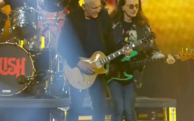 RUSH VOLTA AOS PALCOS DE SURPRESA E TOCA CLÁSSICO APÓS 46 ANOS; APRESENTAÇÃO MARCOU ESTREIA DA BATERISTA ANIKA NILLES