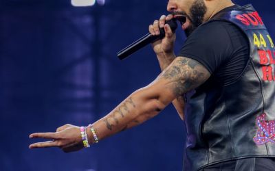 DRAKE LANÇA TRÊS ÁLBUNS DE SURPRESA E PODE QUEBRAR RECORDE INÉDITO NA BILLBOARD 200: “ICEMAN”, “HABIBTI” E “MAID OF HONOUR”