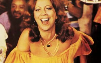 NASCIDA HÁ 80 ANOS, BETH CARVALHO PERMANECE NA MEMÓRIA NACIONAL COMO SÓLIDA REFERÊNCIA DO SAMBA CARIOCA