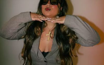 MAC JÚLIA LEVA A PISTA PARA O CENTRO DE SUA NARRATIVA NO ÁLBUM “SEGUE O BAILE”