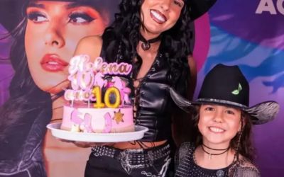 ANA CASTELA OFERECE FESTA DE ANIVERSÁRIO PARA FÃ MIRIM NO CAMARIM; MINI BOIADEIRA SOPROU VELINHAS ATRÁS DOS PALCOS