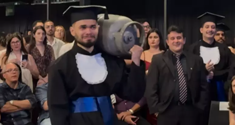 Jovem carrega botijão de gás para homenagear o pai durante formatura